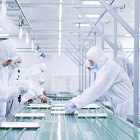 Quần áo phòng sạch – Tiêu chuẩn cần có trong nhà máy sản xuất hiện đại